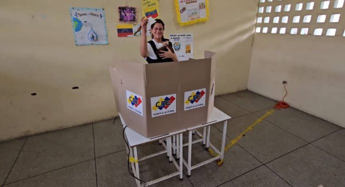 Alcaldesa de Maturín Ana Fuentes ejerció su derecho al voto con su bebé en brazos