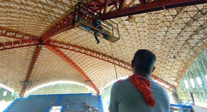 Alcaldía de Maturín instala reflectores en el Módulo IV del Polideportivo