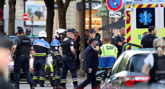 Ataque con cuchillo en los Campos Elíseos de París deja a un policía herido