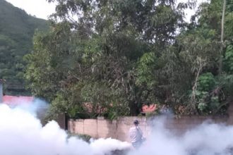 Gobiernos nacional y regional fumigan calles del municipio Acosta.