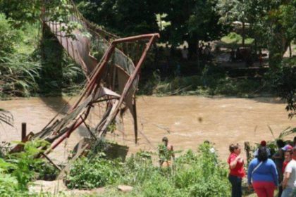 puente colgante en Cumanacoita