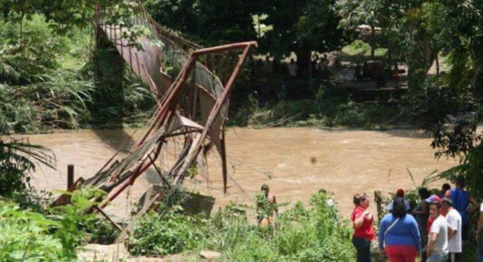 Autoridades atienden el colapso del puente colgante en Cumanacoita, Sucre