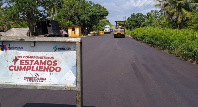 Avanzan trabajos de asfaltado en la vía al sur de Monagas