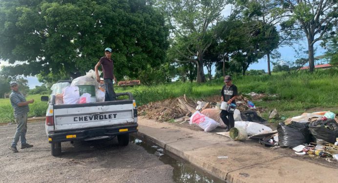 Capturan a chofer arrojando basura en el Parque del Este