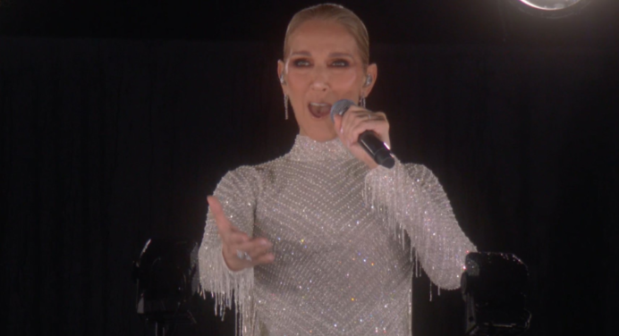 Celine Dion reapareció triunfal cantando en lo alto de la torre Eiffel