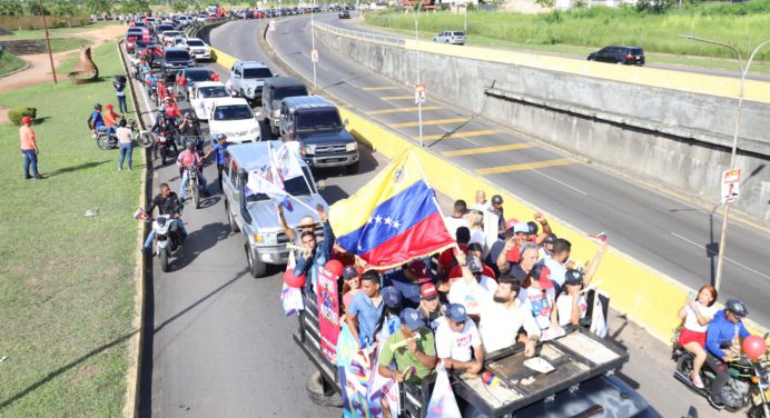 Chavistas de Monagas efectuaron caravana en apoyo al Presidente Maduro