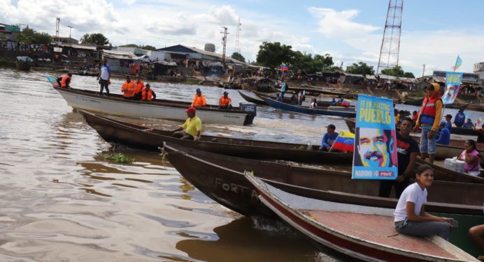 Con caravana fluvial pescadores de Barrancas del Orinoco respaldan a Maduro