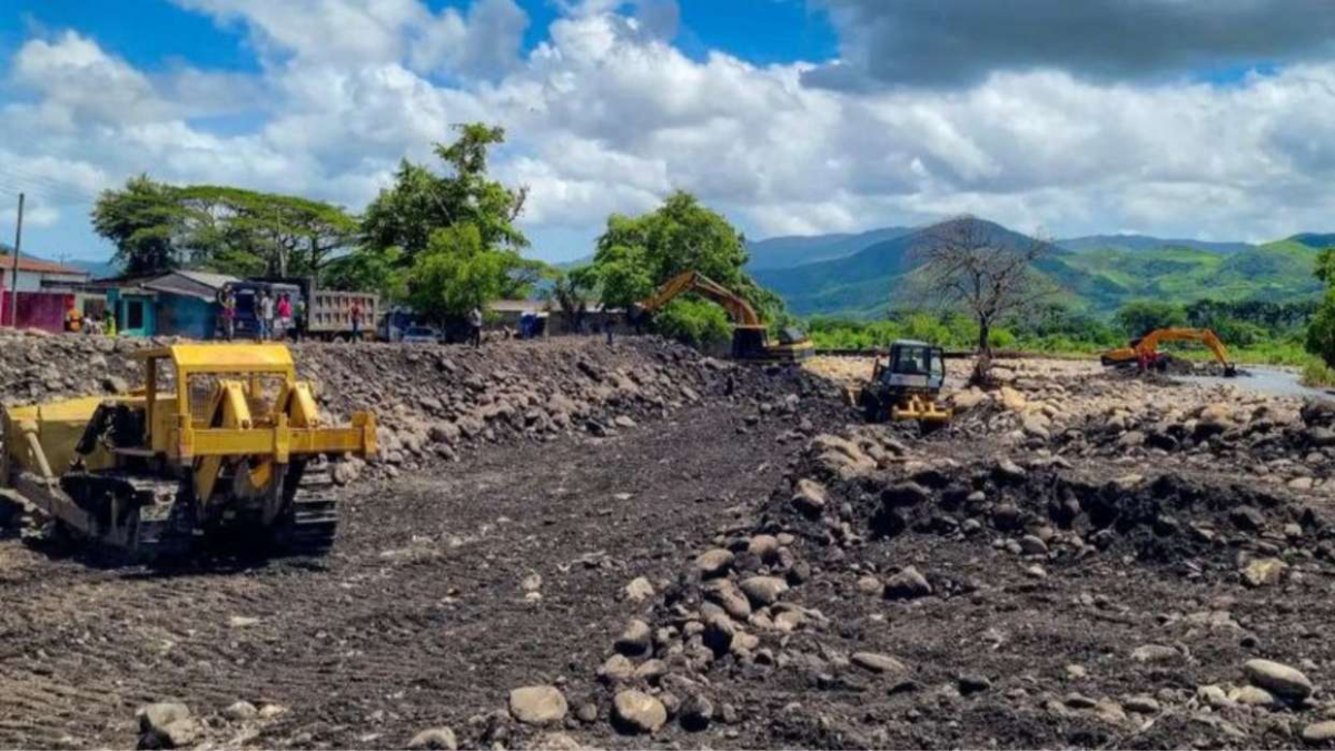 Construcción del muro de gavión en Cumanacoa