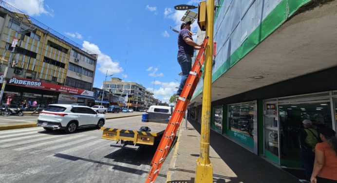 Cuadrillas reparan dos semáforos en la avenida Juncal de Maturín