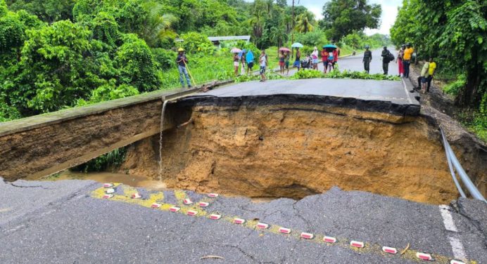 Derrumbe de la Troncal 09 en Carúpano-Güiria tras intensas precipitaciones en Sucre