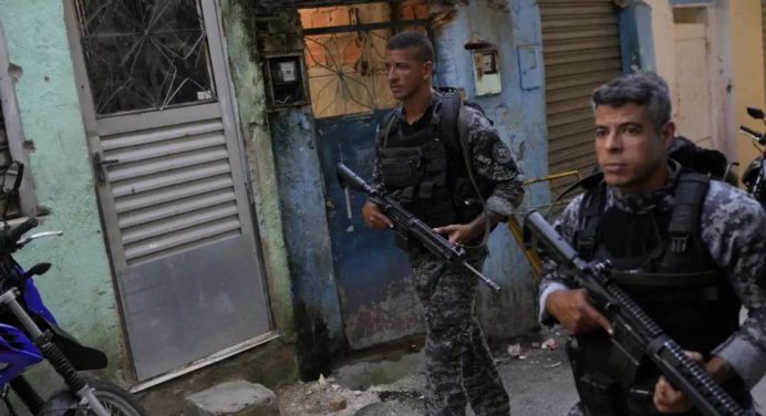 Dos mil policías desplegados en 10 favelas de Río de Janeiro