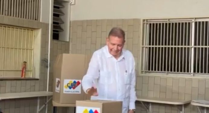 Edmundo González votó reafirmando: «llegó la hora de la paz y la reconciliación»