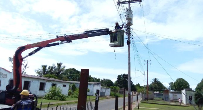 Ejecutan trabajos de alumbrado público en zona rural de la parroquia Boquerón