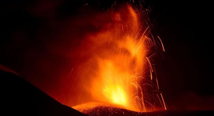 Erupción del Etna en Italia fuerza desvío de vuelos