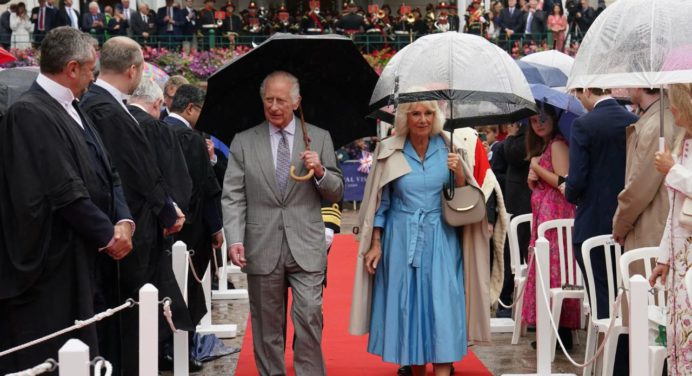 Falsa alarma obliga a evacuar a Carlos III y Camila durante visita a Jersey