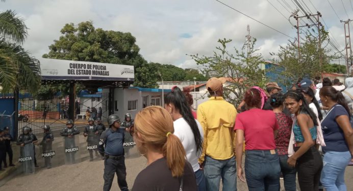 Familiares de los detenidos de Polimonagas cerraron tramo de la avenida Bella Vista este 30-J