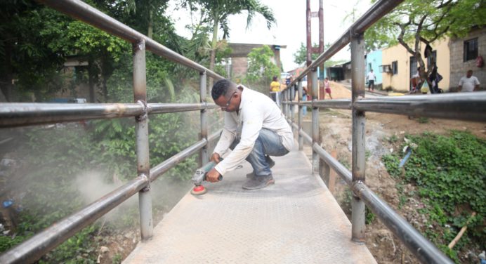 Gobernación de Monagas construye puente peatonal en el sector Bajo Guarapiche