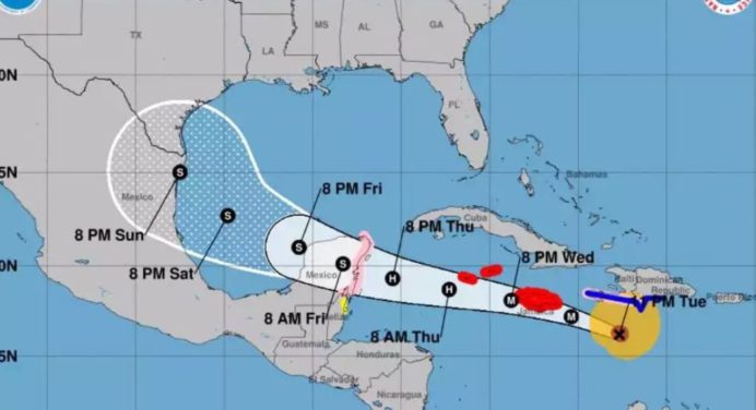 Huracán Beryl avanza hacia la Península de Yucatán en el sureste de México