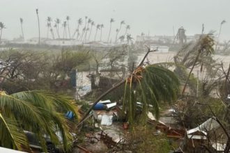 Jamaica continúa con toque de queda