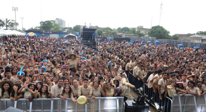 Juventud disfrutó el Mostacho fest bachiller en el Polideportivo