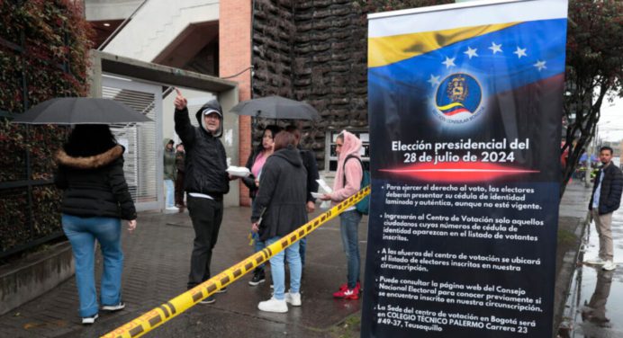 La lluvia no detuvo a los venezolanos en Bogotá para ejercer su voto