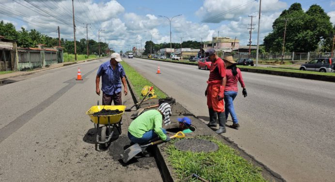 Limpian alcantarillas y caño en la avenida Bella Vista de Maturín