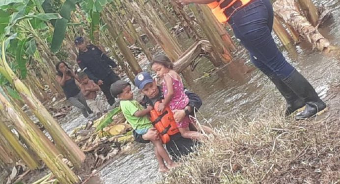 PC Zulia rescata a 4 niños Wayuu tras crecida del río Quintanillo