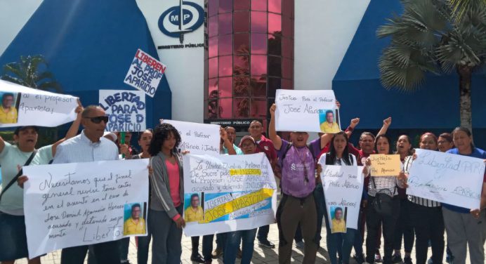 Profesores protestaron pidiendo liberación de José Aparicio