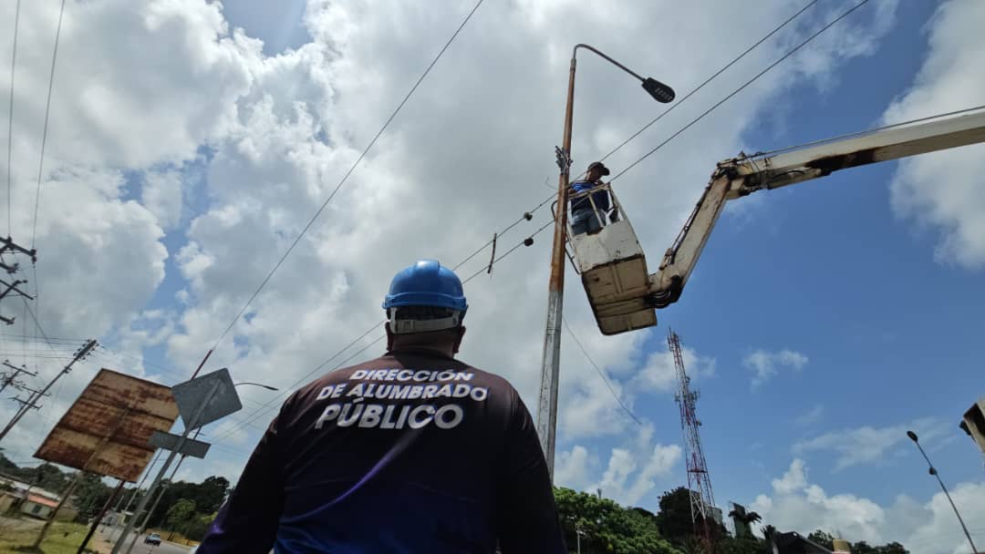 reparan danos que un choque ocasiono contra poste en la avenida raul leoni laverdaddemonagas.com poste3