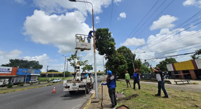 Reparan daños que un choque ocasionó contra poste en la avenida Raúl Leoni