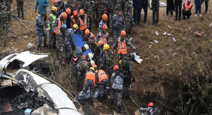 Sólo sobrevivió el piloto: 18 muertos en accidente de avión en Nepal