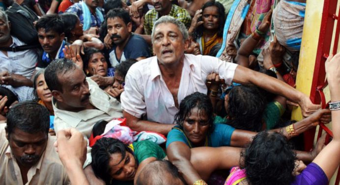 Tragedia en la India: más de 100 fallecidos por estampida durante evento religioso