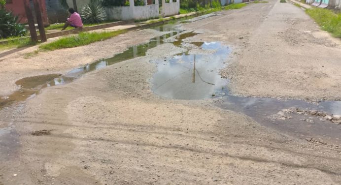 Vecinos de Alto Paramaconi afectados por desborde de aguas servidas