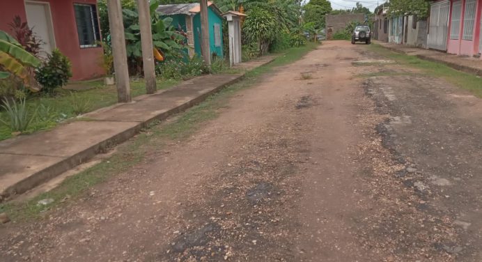 Vecinos de Santa Mónica exigen asfaltado de la calle y sistema de aguas servidas