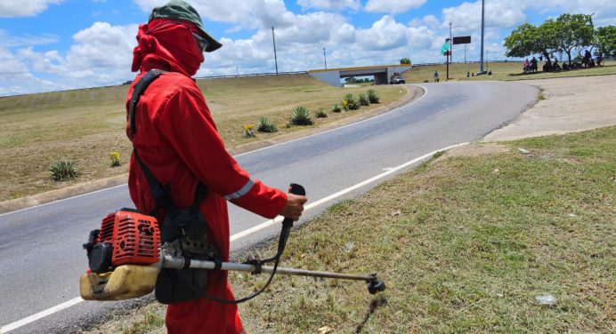 Activan limpieza integral en áreas verdes y alcantarillas del distribuidor Monumental