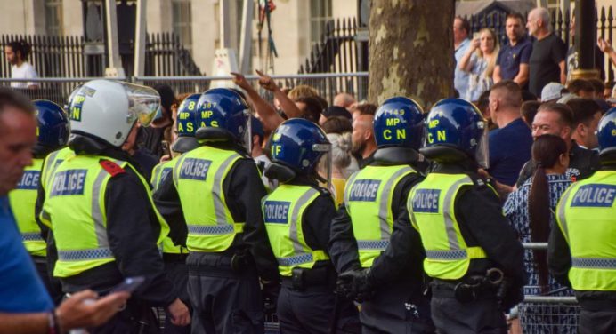 Alcalde de Londres llama a la solidaridad comunitaria en tiempos de disturbios