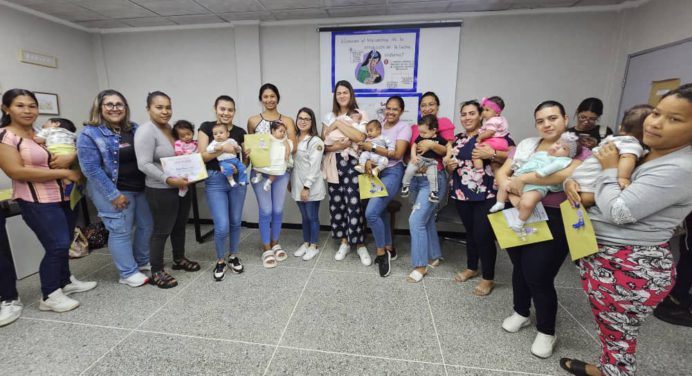 Alcaldesa Ana Fuentes promueve la lactancia materna como un acto de amor