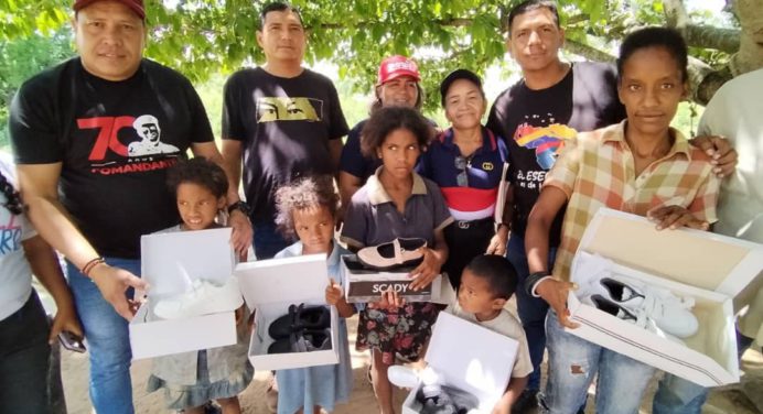 Alcaldía de Cedeño entrega calzados a 53 niños de San Juan de Areo