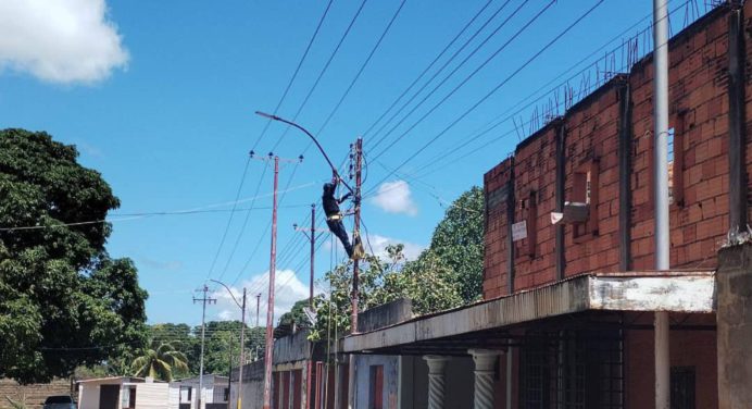 Alcaldía favorece cinco sectores de Caicara con instalación de luminarias