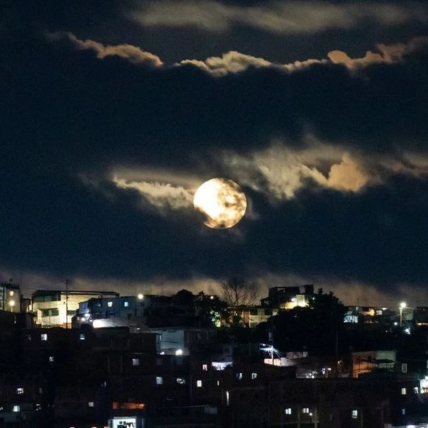 Así se vio la super luna azul en Venezuela este lunes #19Ago