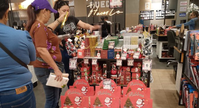 Comerciantes comenzaron a exhibir artículos navideños