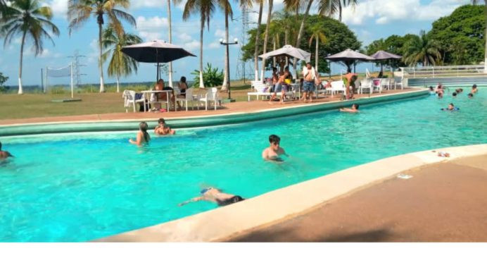 Conoce las promociones para disfrutar un día de piscina en estas vacaciones