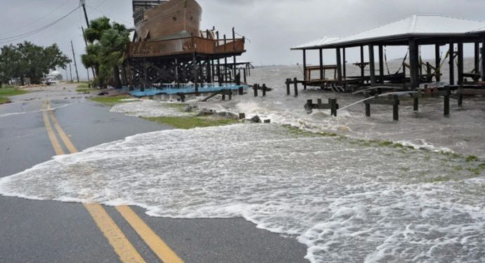 Debby se convierte en tormenta tropical tras impactar en Florida