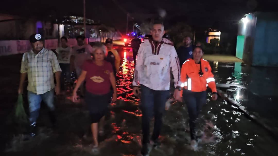 desalojadas varias familias ante la crecida del río Amana 3