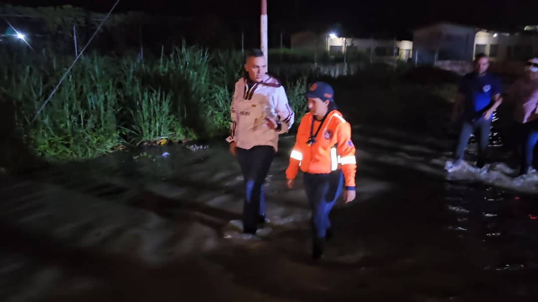 desalojadas varias familias ante la crecida del río Amana 4