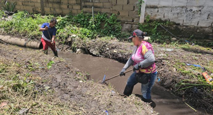 Ejecutan saneamiento de los caños 12 de Octubre y Brisas de La Floresta