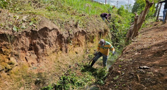 Ejecutan saneamiento del caño Los Próceres de Tipuro