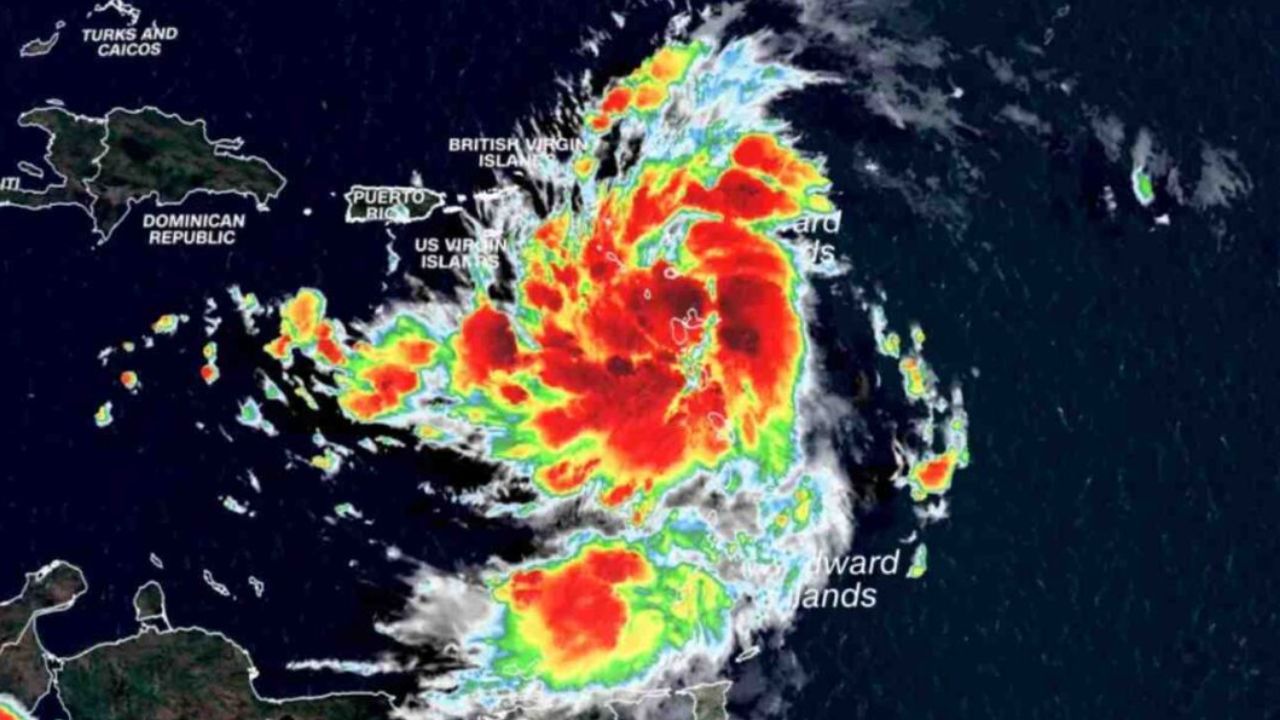 Ernesto se convierte en huracán al norte de Puerto Rico