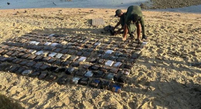 FANB localiza 600 panelas de droga en aguas de Paraguaná