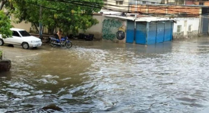 Fuertes lluvias en el estado Aragua dejan 3 municipios inundados